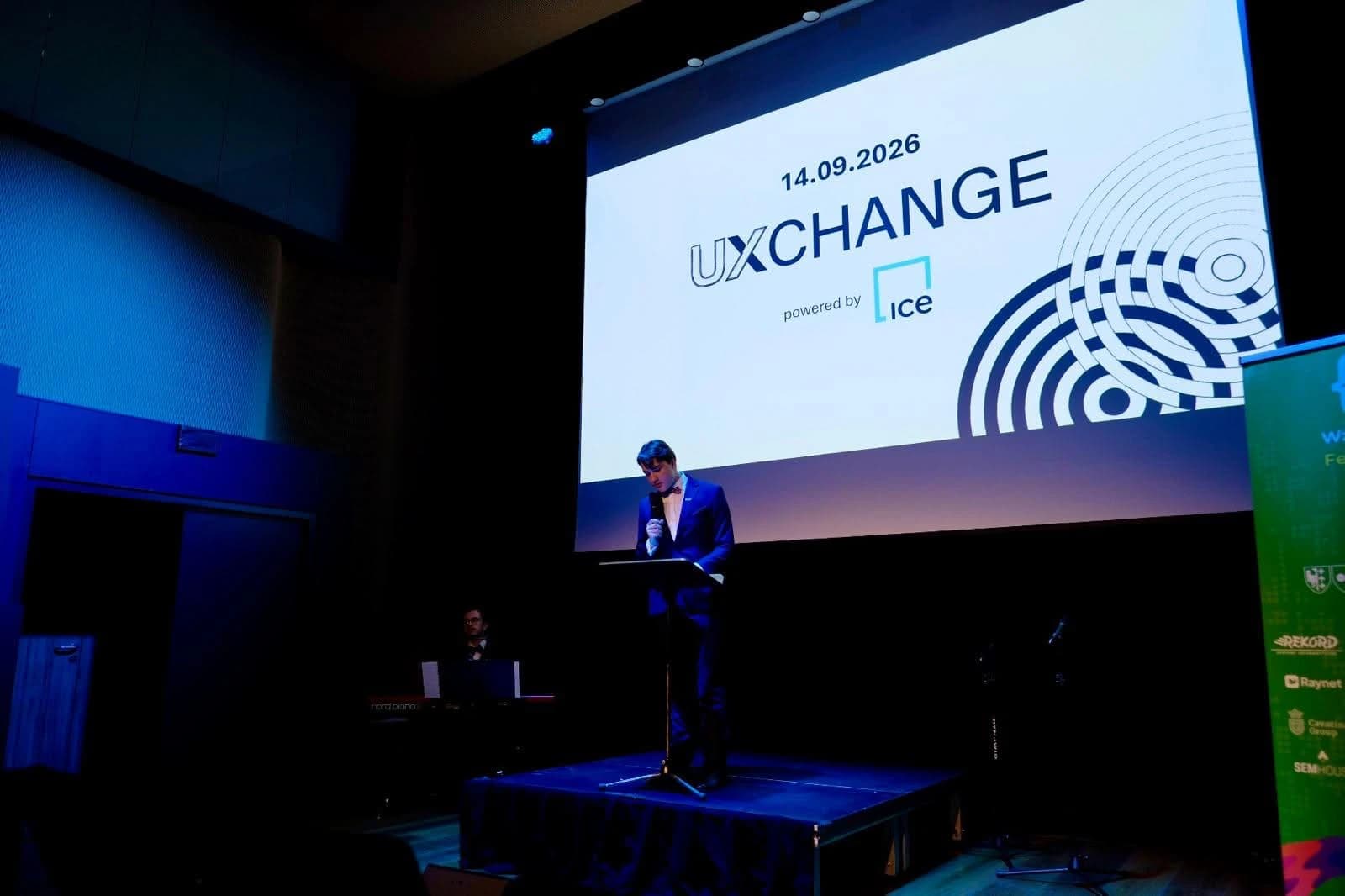 Jan Jakubowski prowadzący wydarzenie UXchange na scenie Cavatina Hall