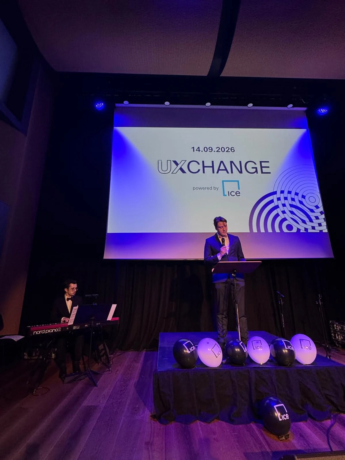 Wiktor Alisch przy fortepianie podczas UXchange